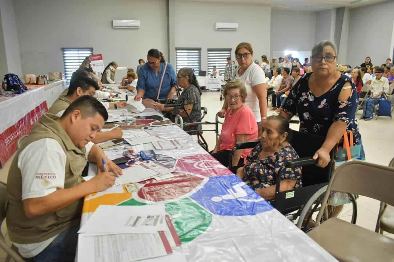 Suman jornada de salud a la entrega de pensiones a Adultos Mayores