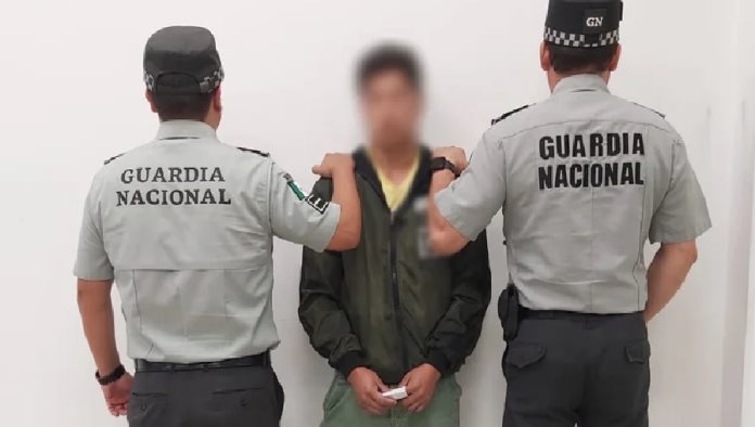 Detienen a hombre que obligaba a una niña a grabar contenido sexual