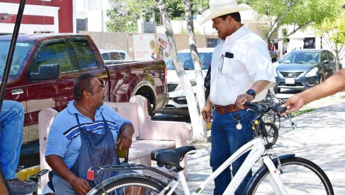 Apoya Alcalde a “Toño el bolero”