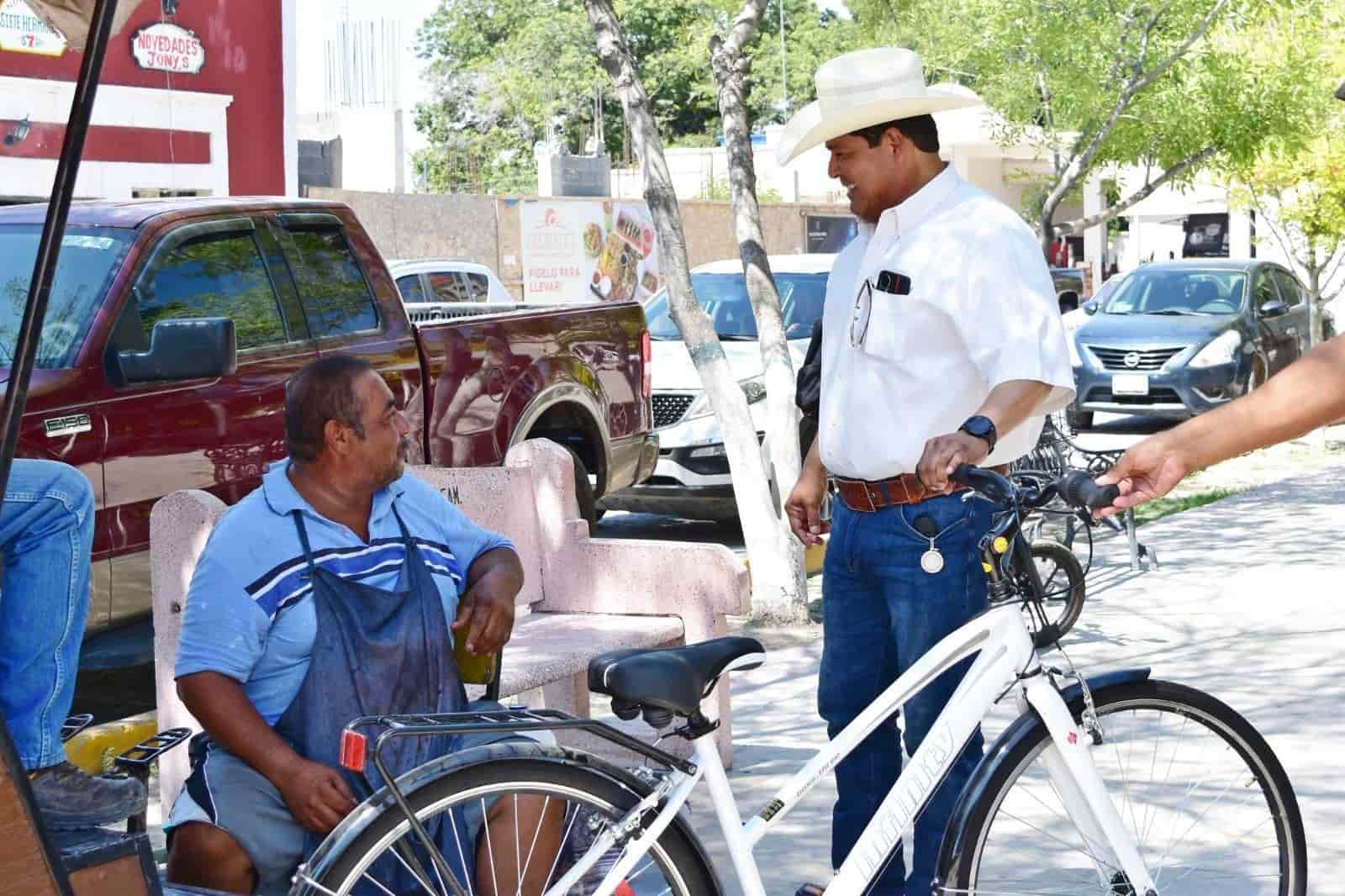 Apoya Alcalde a “Toño el bolero”