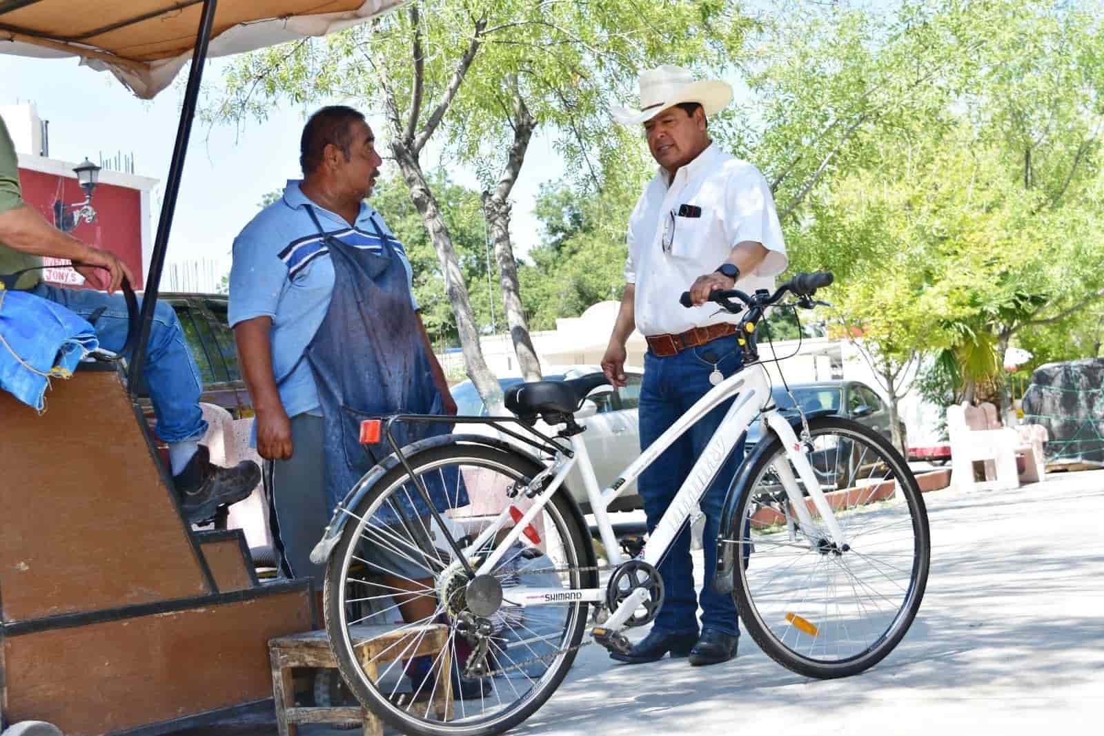 Apoya Alcalde a “Toño el bolero”