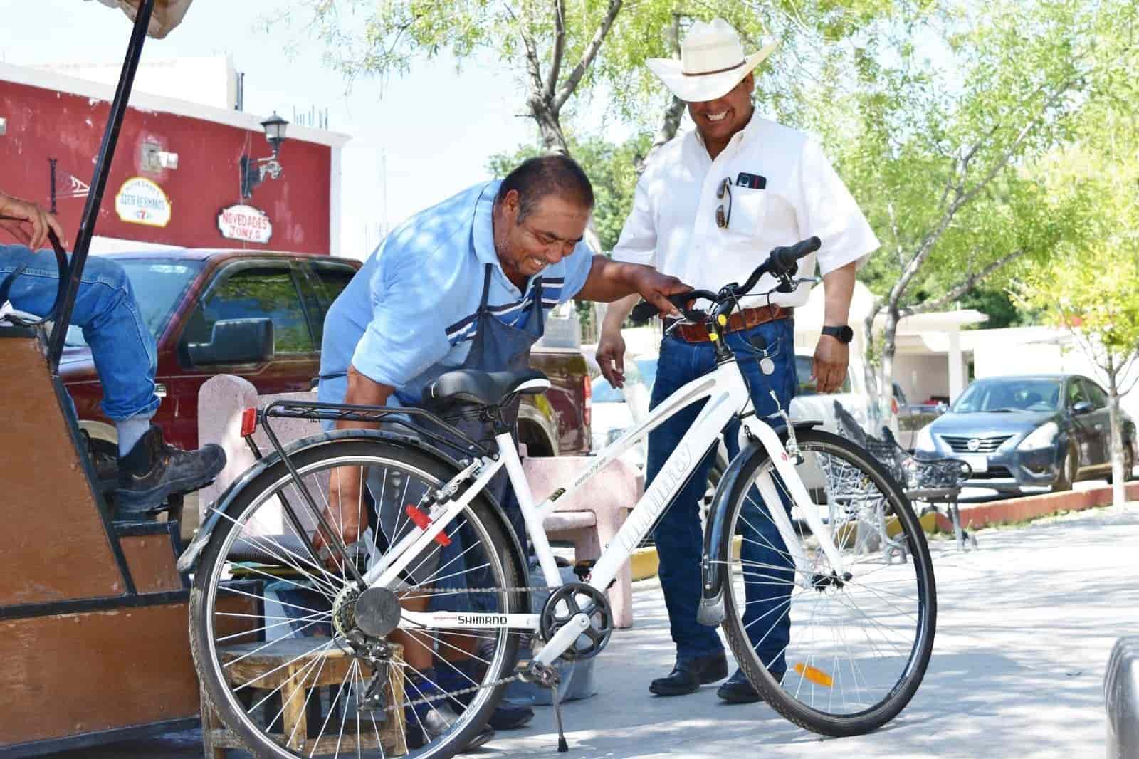 Apoya Alcalde a “Toño el bolero”