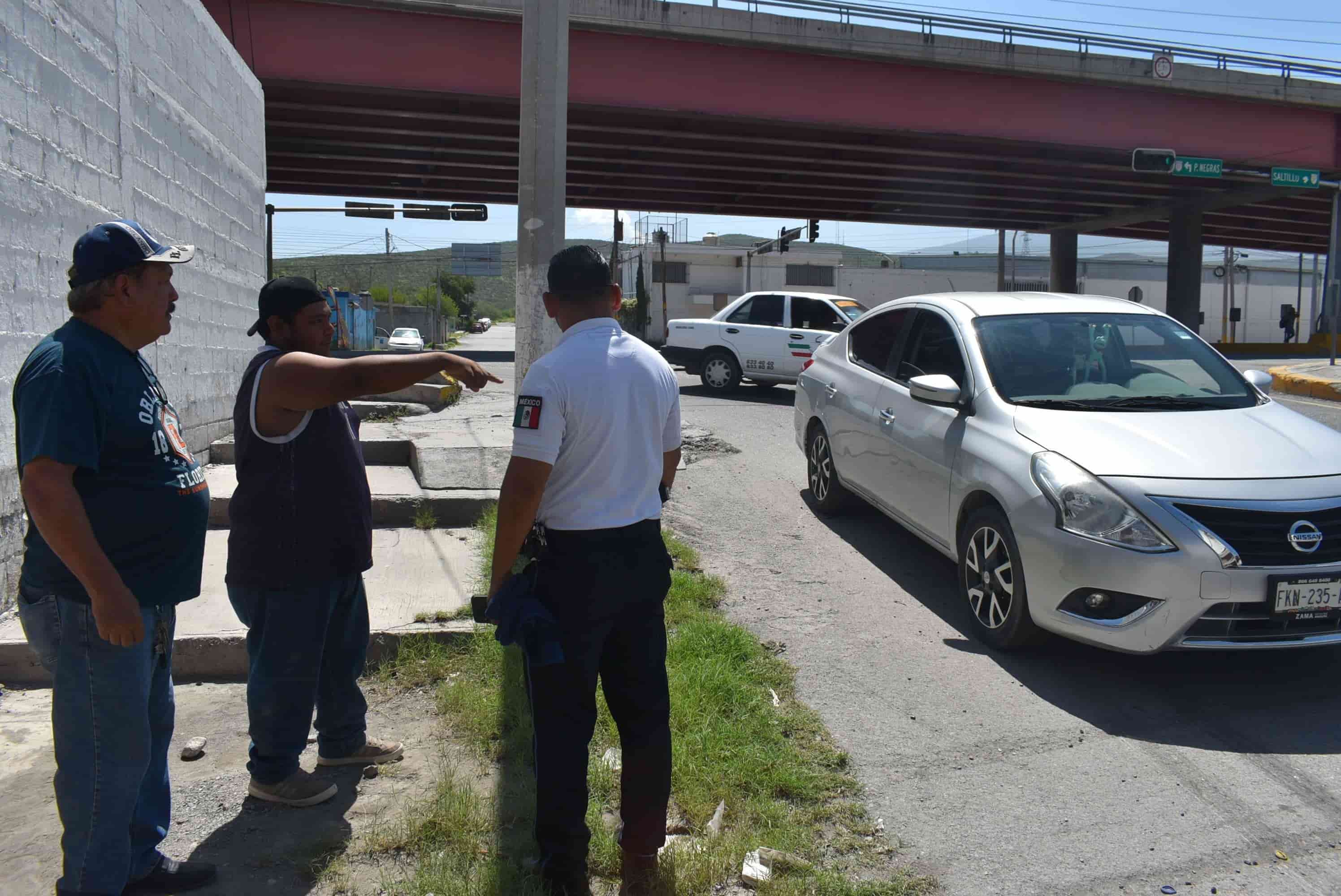 Embiste trailero a automovilista