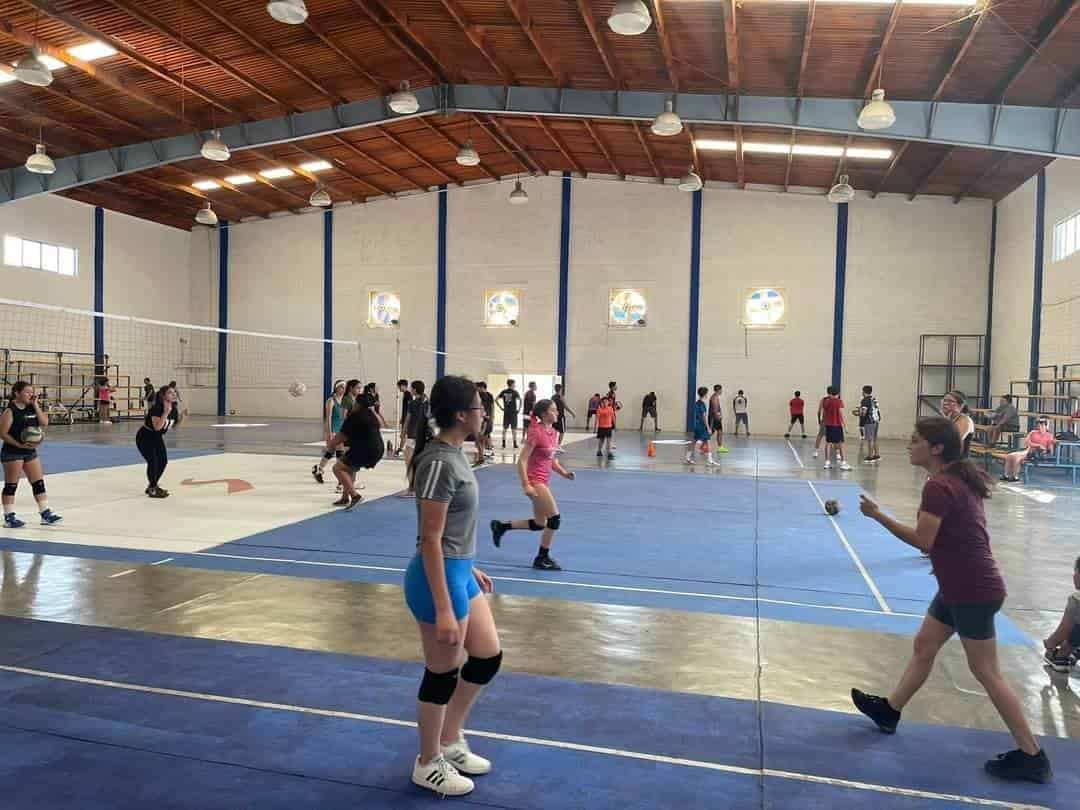 Sigue con éxito Campamento de verano de voleibol