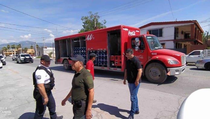 Le dan ‘llegue’ con camión de la Coca