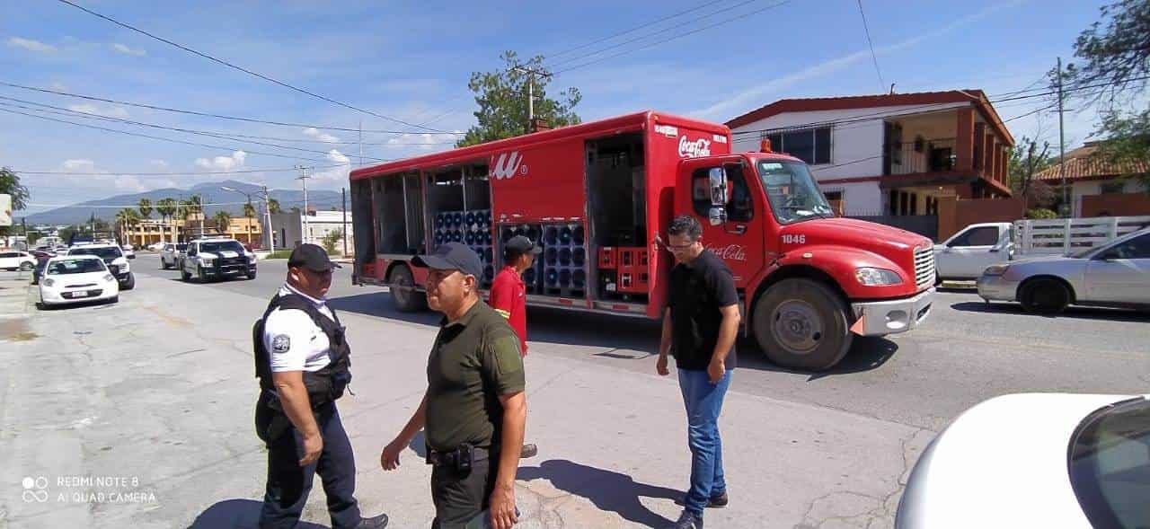 Empleados de la refresquera intentaron golpear al conductor del vehículo.