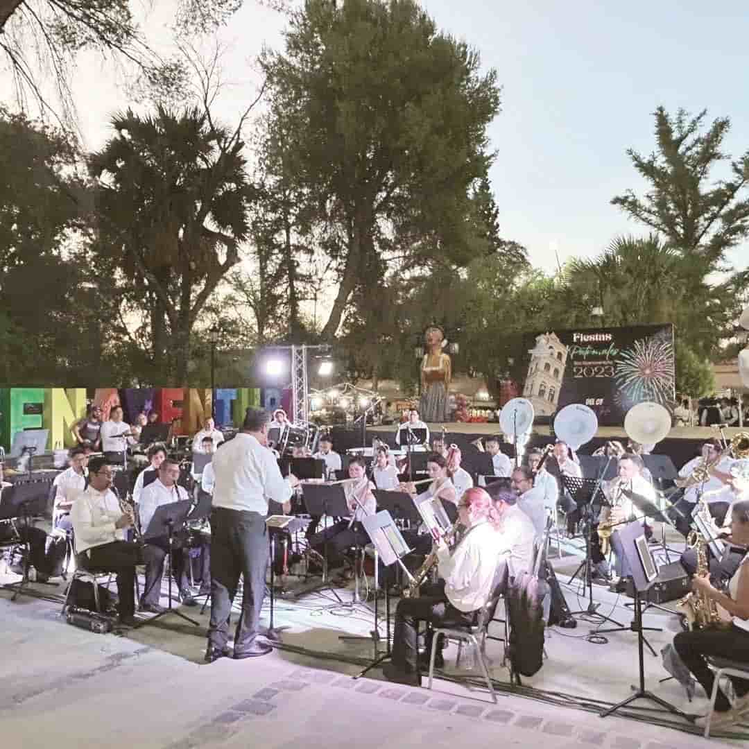 Disfrutan de banda y del ballet Meztli