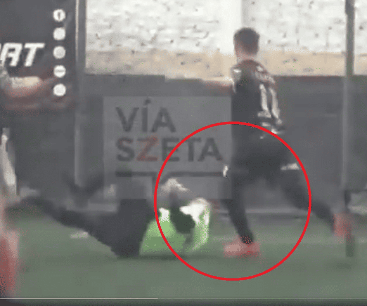 Jugador golpea al árbitro tras sacar la roja y lo patea en la cabeza