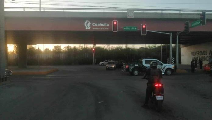 Causa accidente por ‘volarse’ rojo