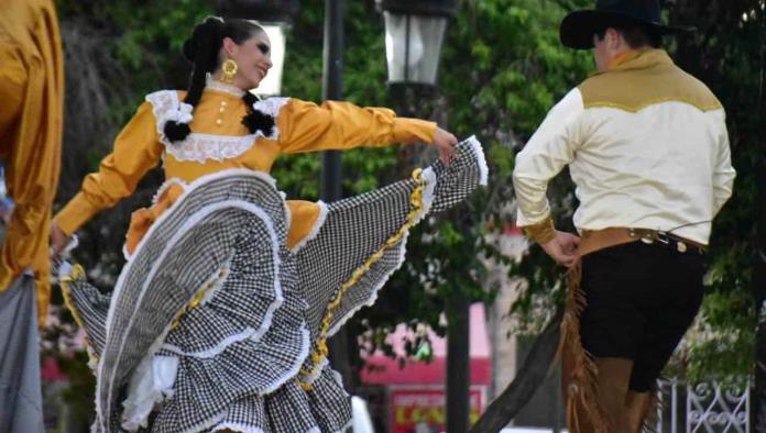 Bailan huapango de San Buena