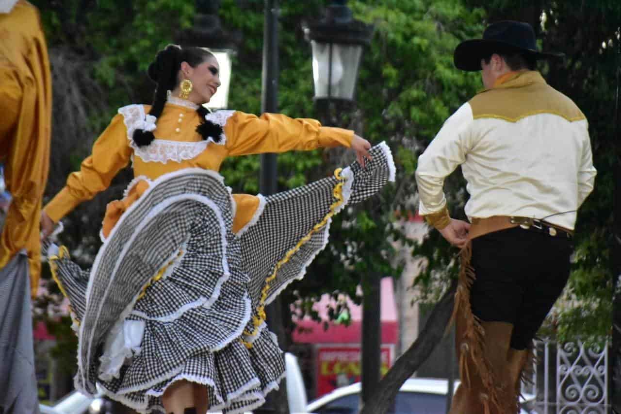 Bailan huapango de San Buena