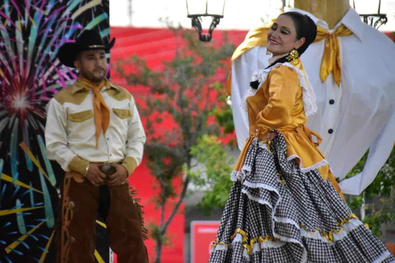 Bailan huapango de San Buena