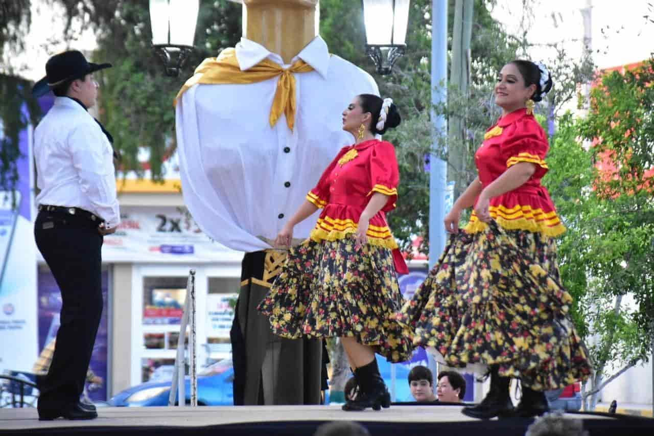 Bailan huapango de San Buena