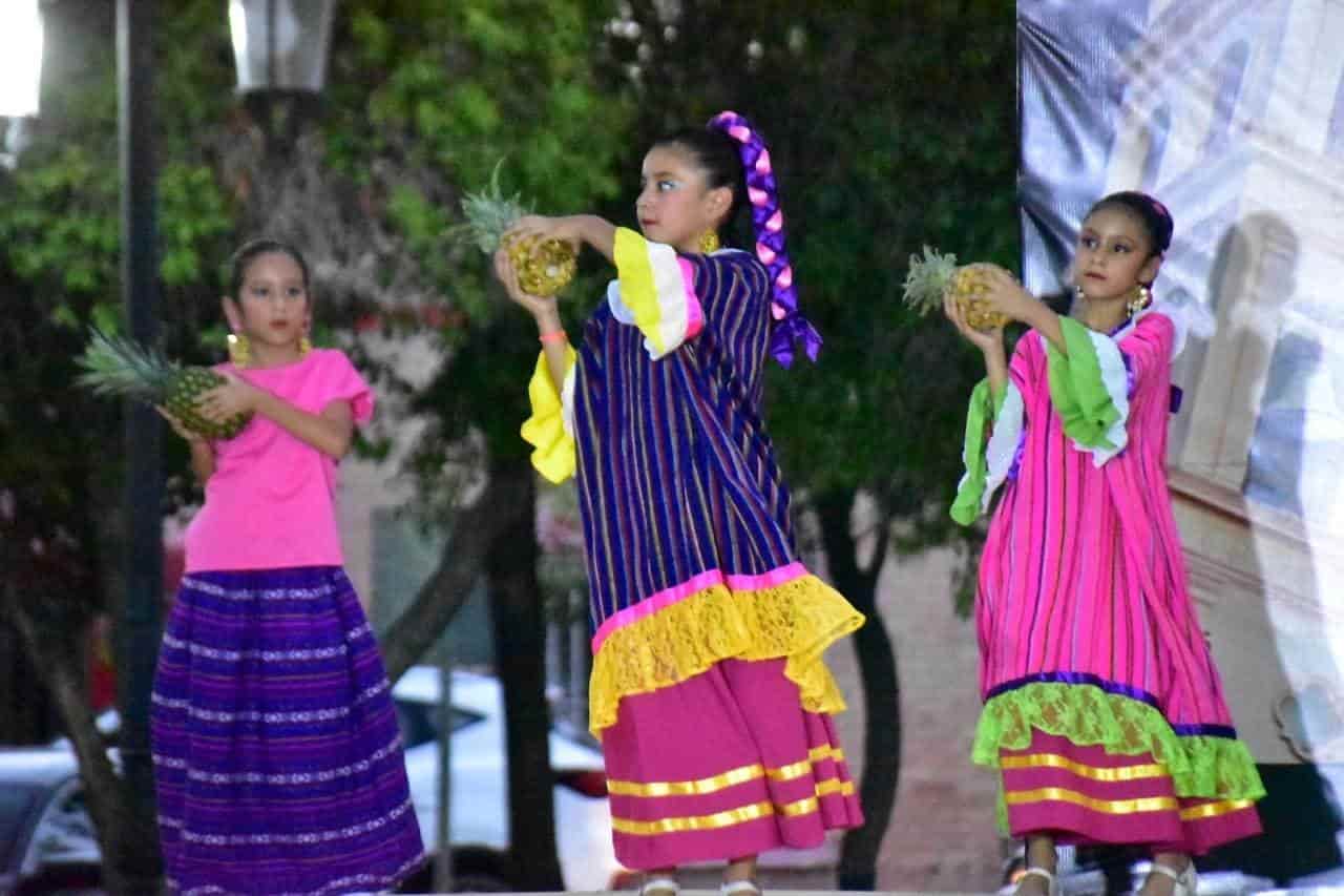 Bailan huapango de San Buena