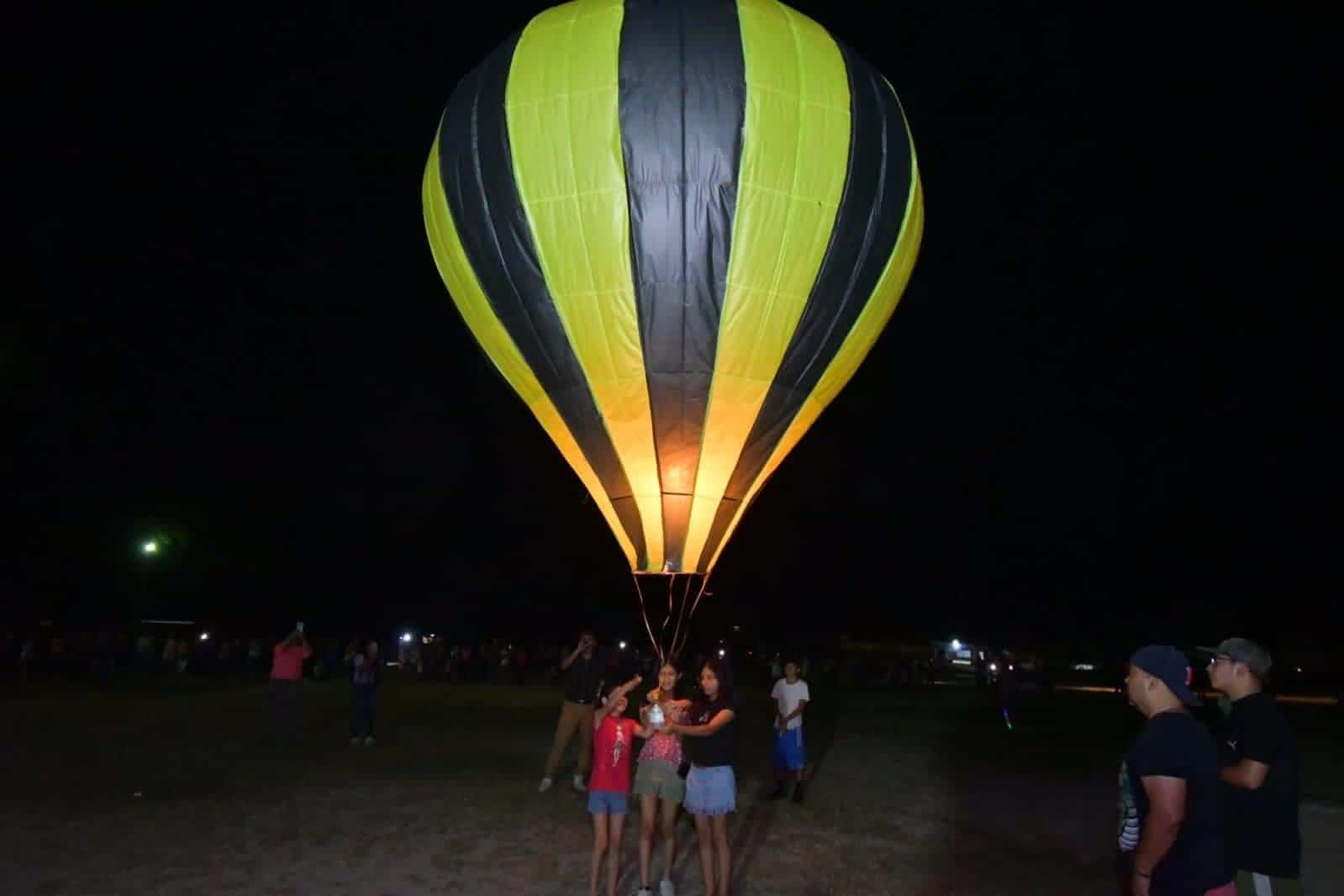 Elevan globos de cantoya gigantes