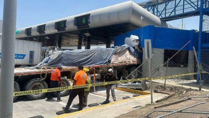 Tráiler destroza la Caseta Mty-Saltillo