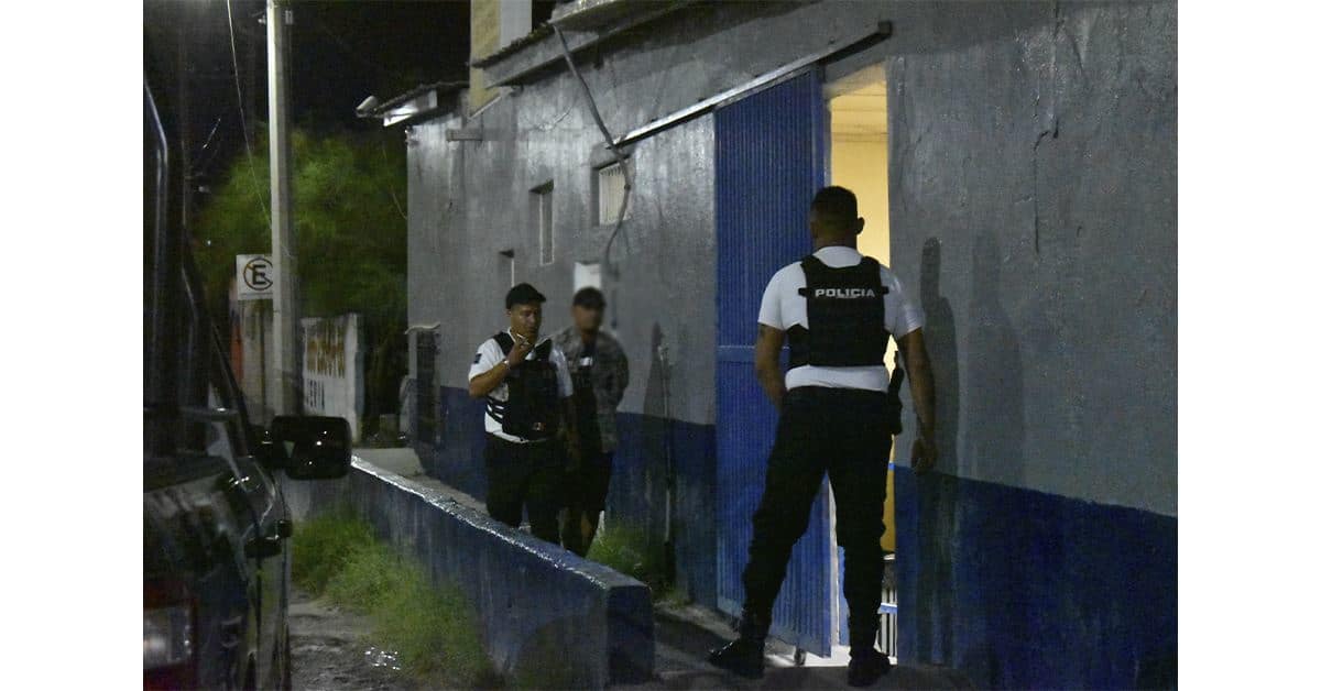 El sujeto iba golpeando a su pareja a bordo del taxi.