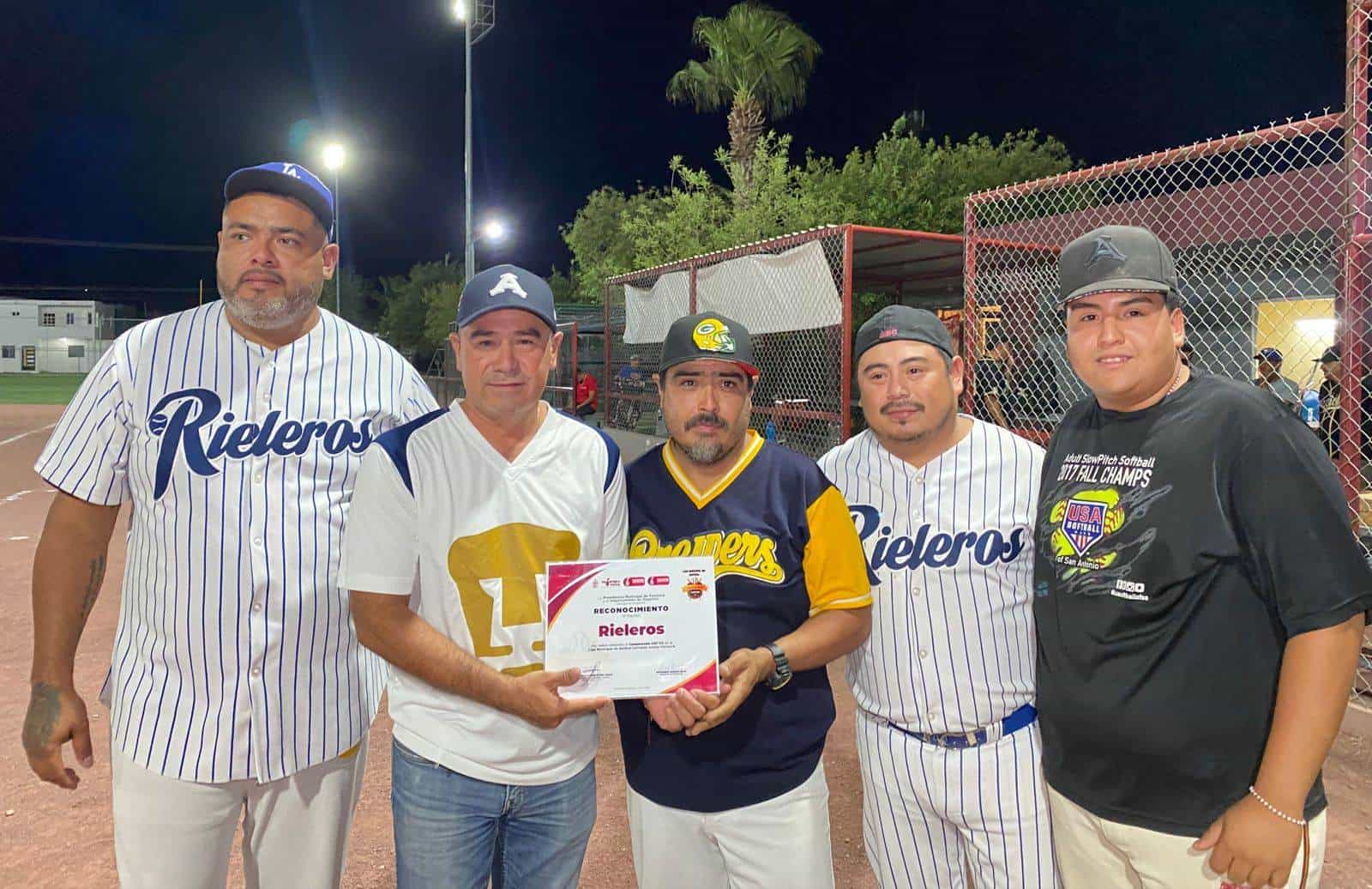 Roberto Clemente Piña entregó Reconocimientos, en la “carrucha” Arizpe.