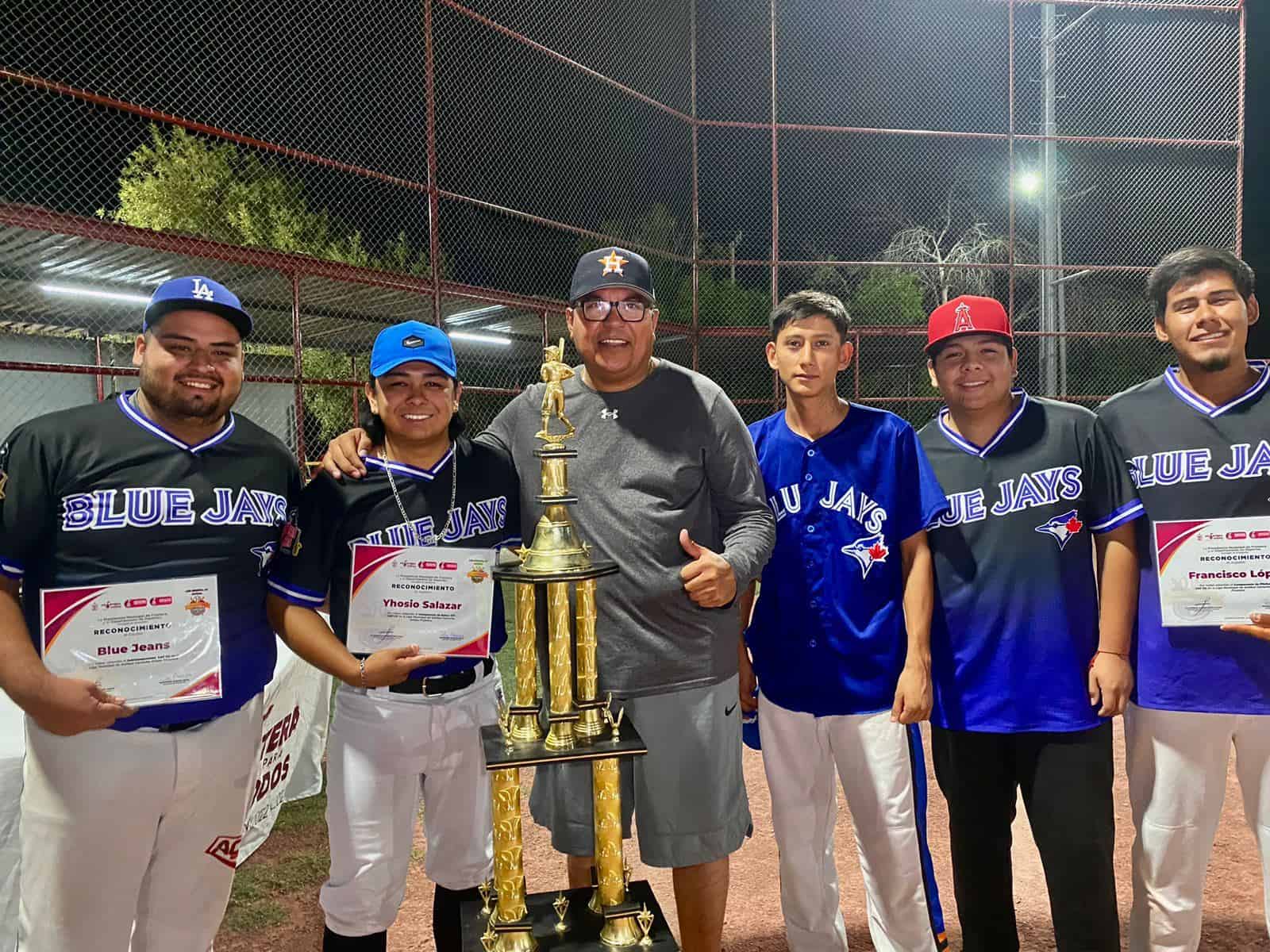 Roberto Clemente Piña entregó Reconocimientos, en la “carrucha” Arizpe.