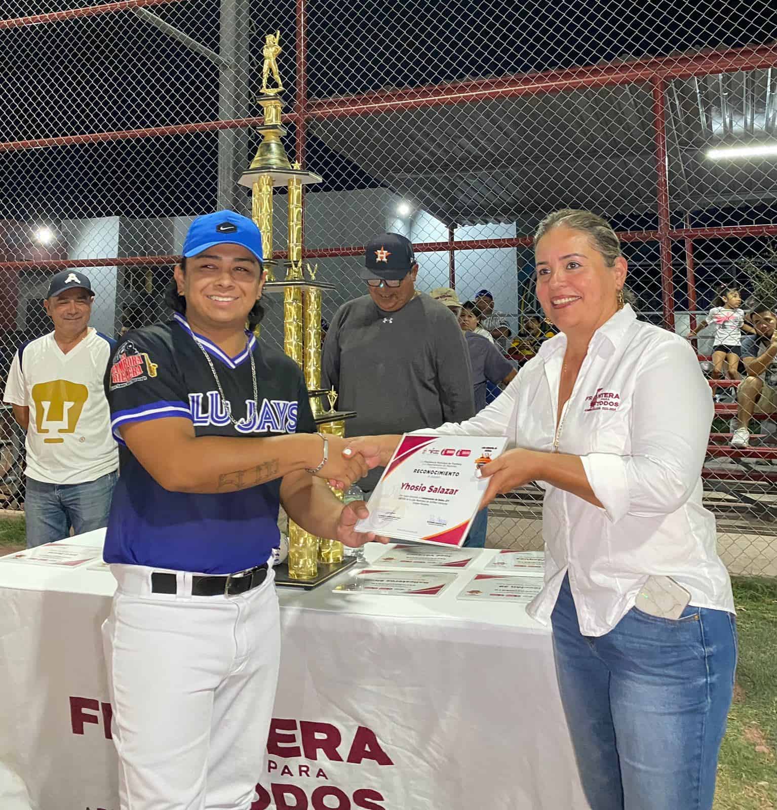 Roberto Clemente Piña entregó Reconocimientos, en la “carrucha” Arizpe.