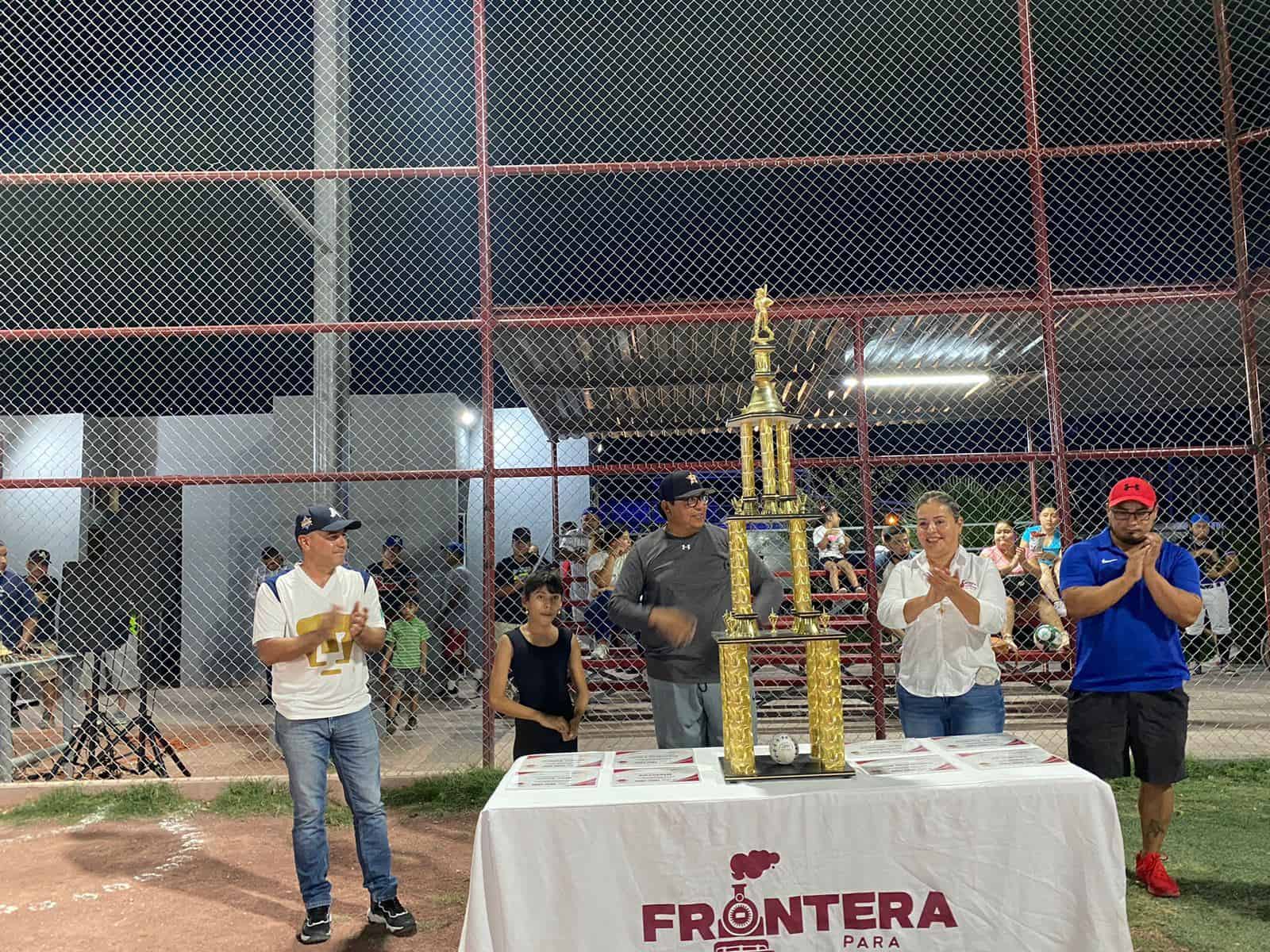 Roberto Clemente Piña entregó Reconocimientos, en la “carrucha” Arizpe.