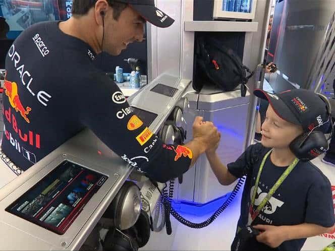 Niño llora por el accidente de Checo Pérez; El mexicano va a consolarlo