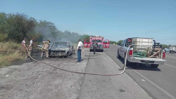 Arrasa fuego con camioneta