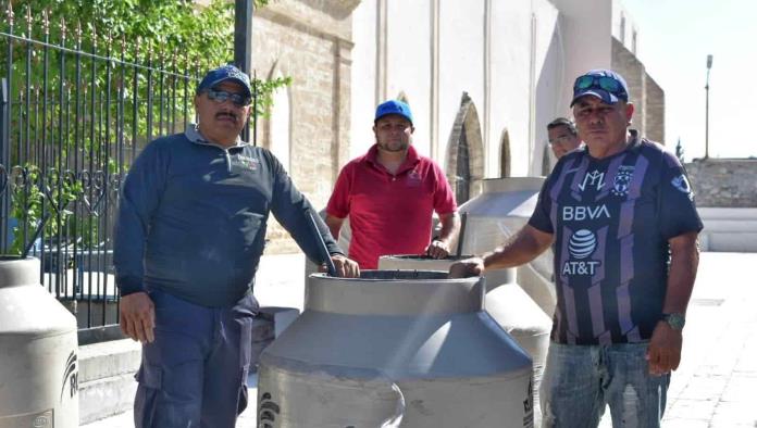 Entregan tinacos a familias en Cuatrociénegas