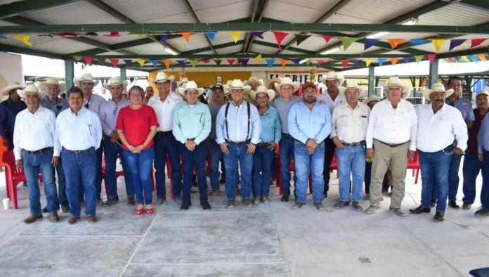 Entregan apoyos a ganaderos de San Buena