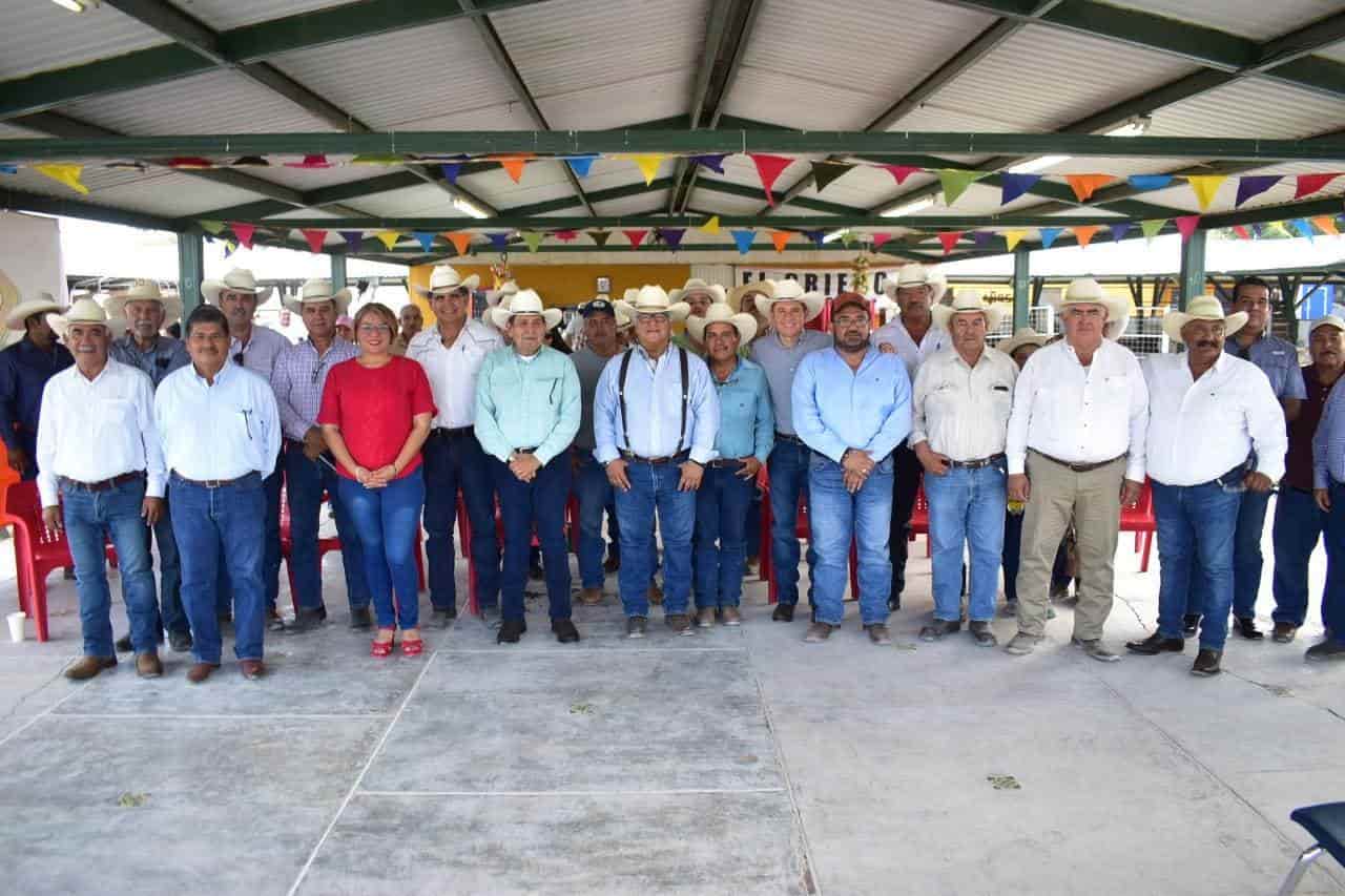 Entregan apoyos a ganaderos de San Buena