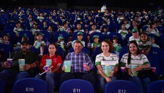 Acompaña Hugo a niños al cine