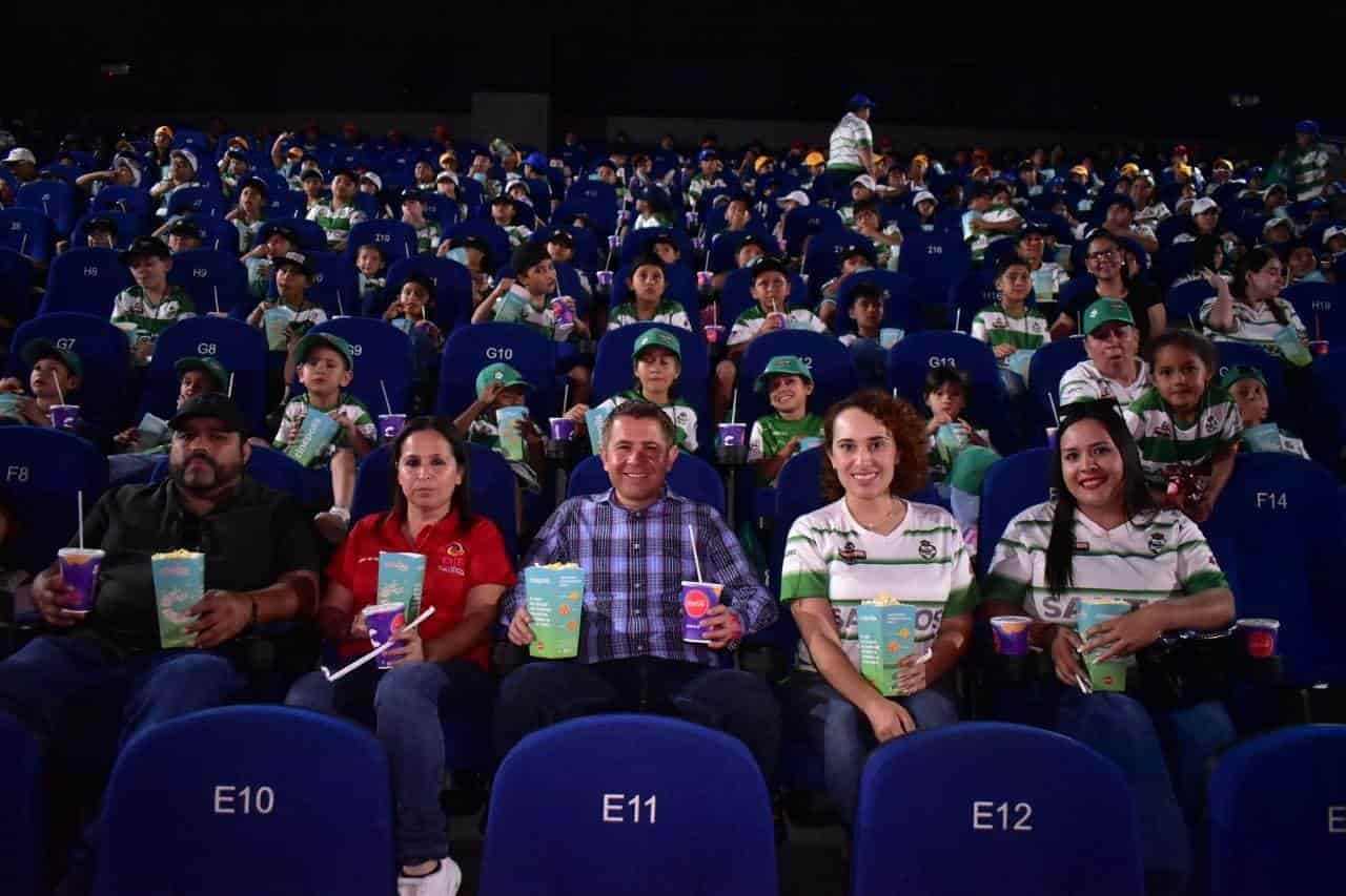 Acompaña Hugo a niños al cine