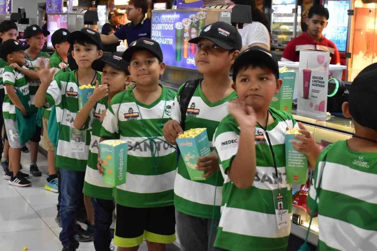 Acompaña Hugo a niños al cine