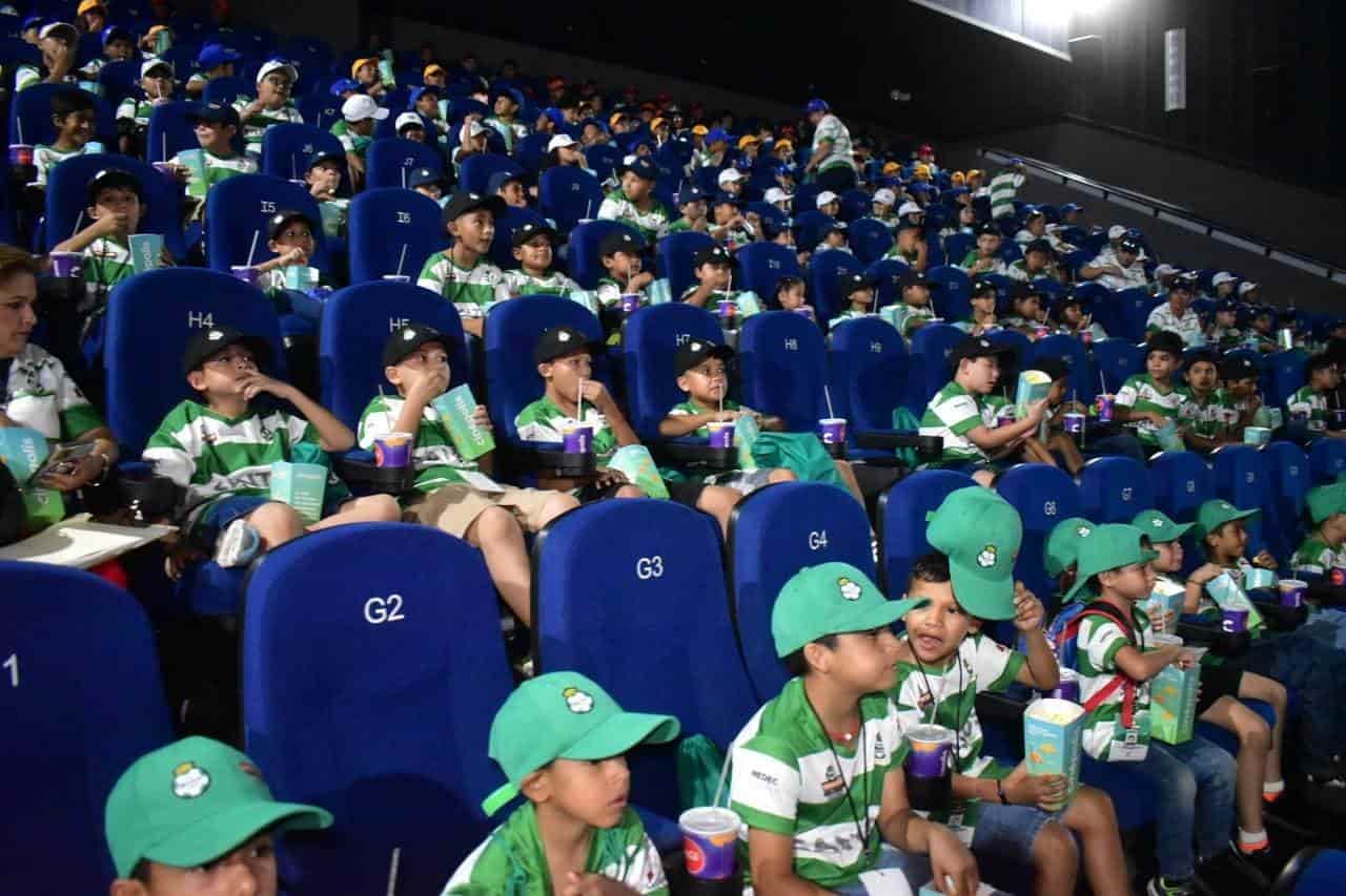 Acompaña Hugo a niños al cine