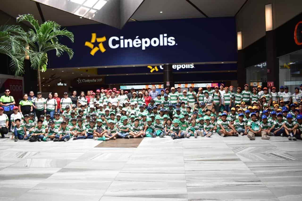 Acompaña Hugo a niños al cine