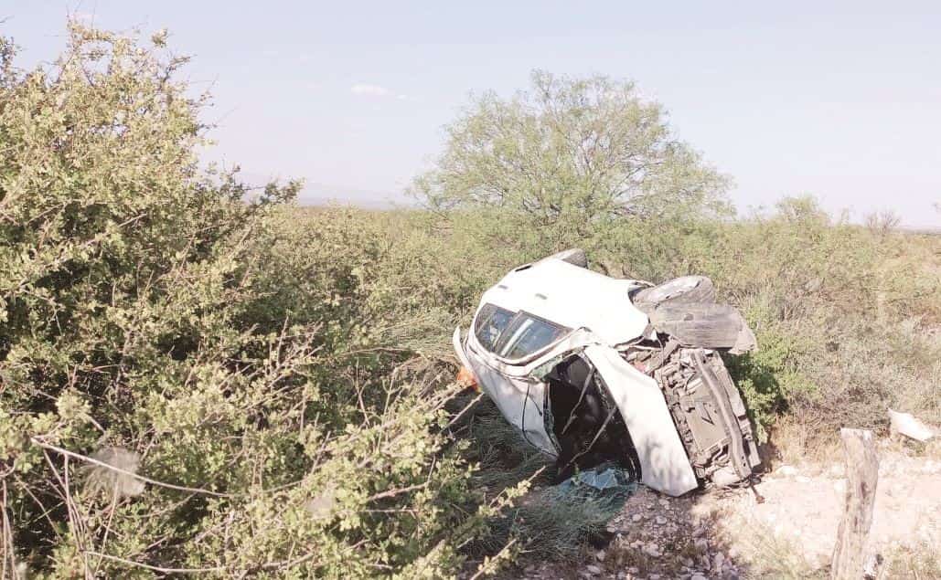 Dormita y vuelca en la federal 57