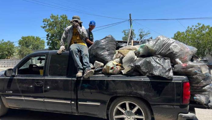 Unen esfuerzos en recolectar basura