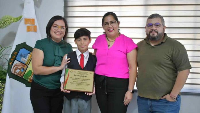 Destaca joven navense en concurso de pintura