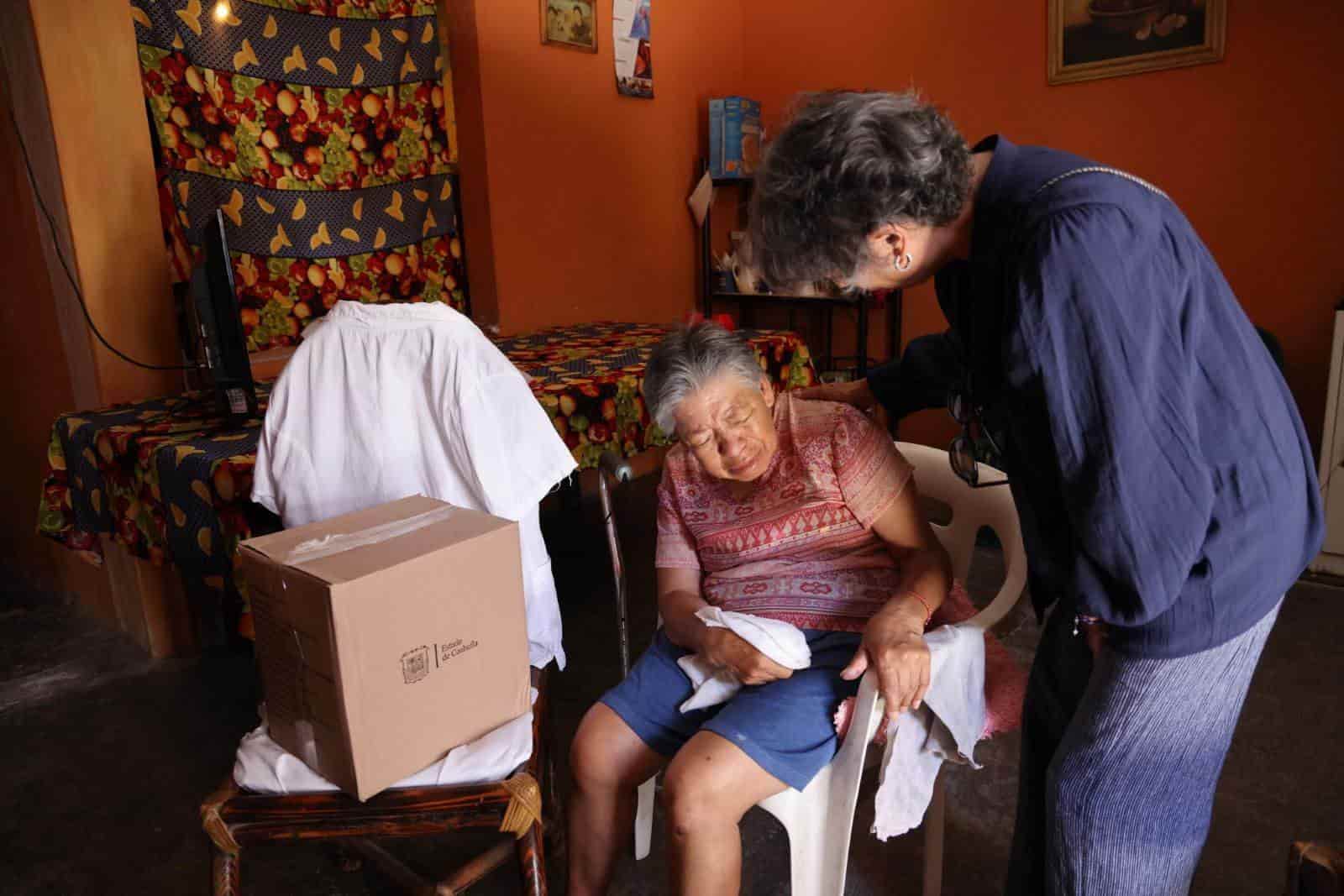 Reciben apoyos Adultos Mayores