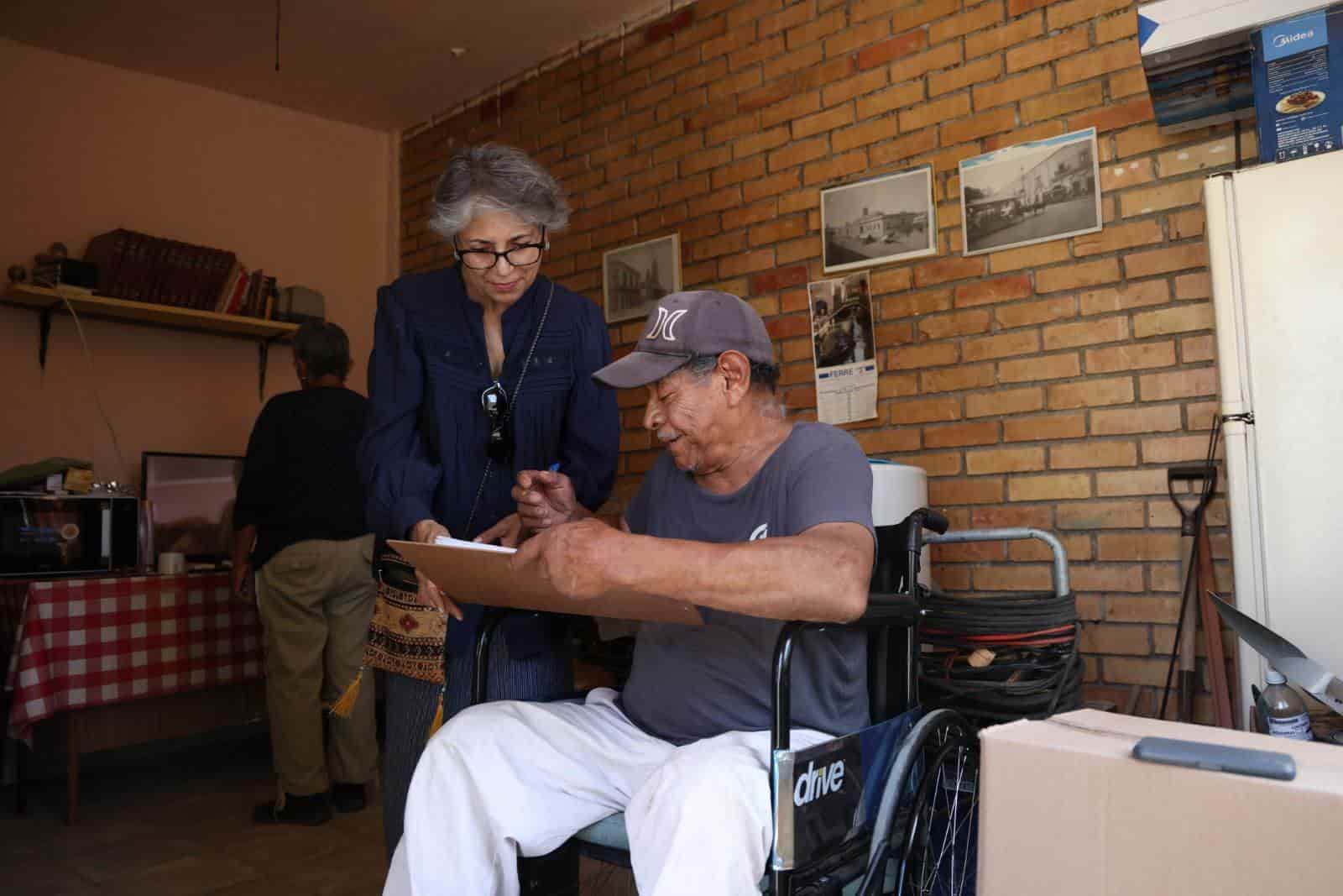 Reciben apoyos Adultos Mayores