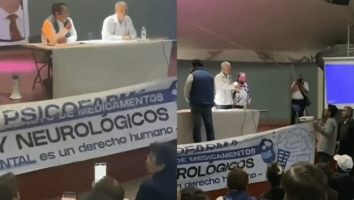 Protestan por la falta de medicamentos psiquiátricos en  conferencia de López-Gatell