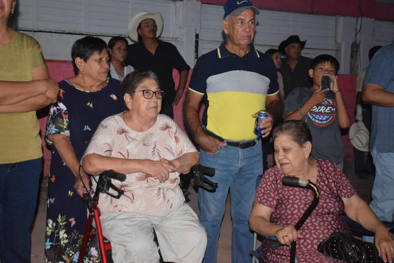 Logran kilo de ayuda y desafío de cumbias