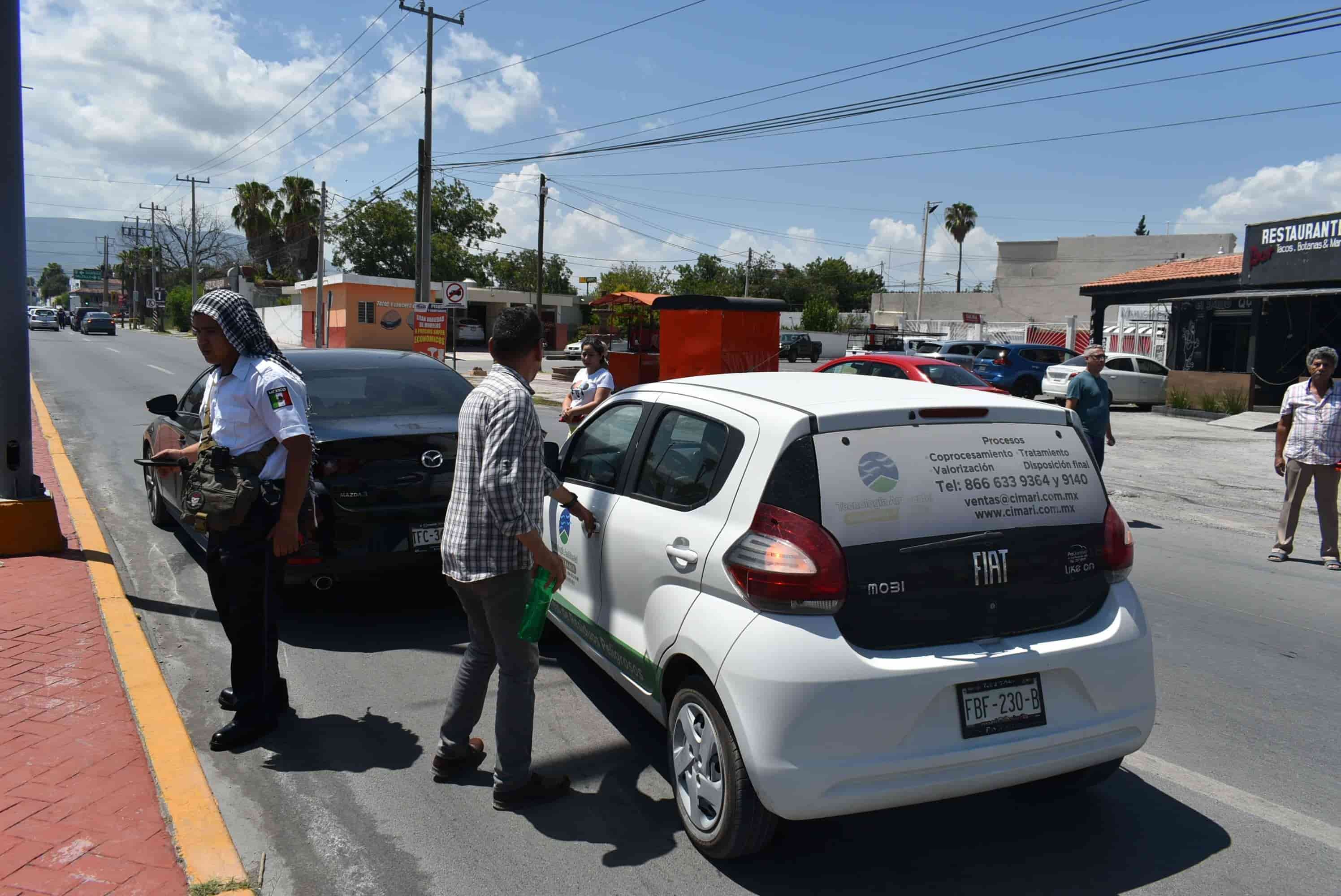 Se estrella en automóvil