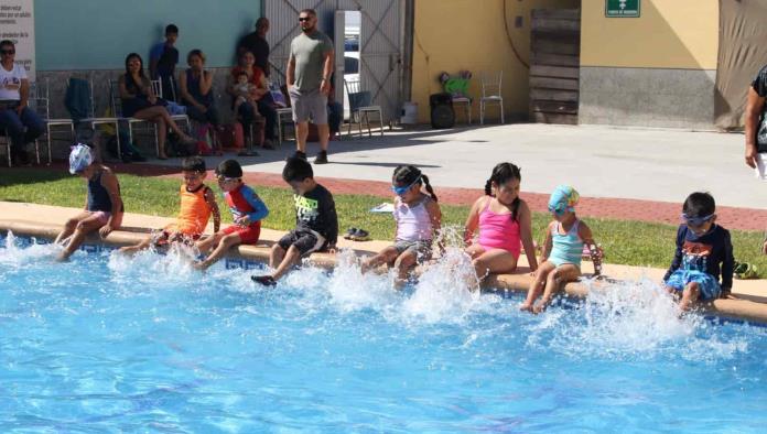 Brinda Castaños curso de natación