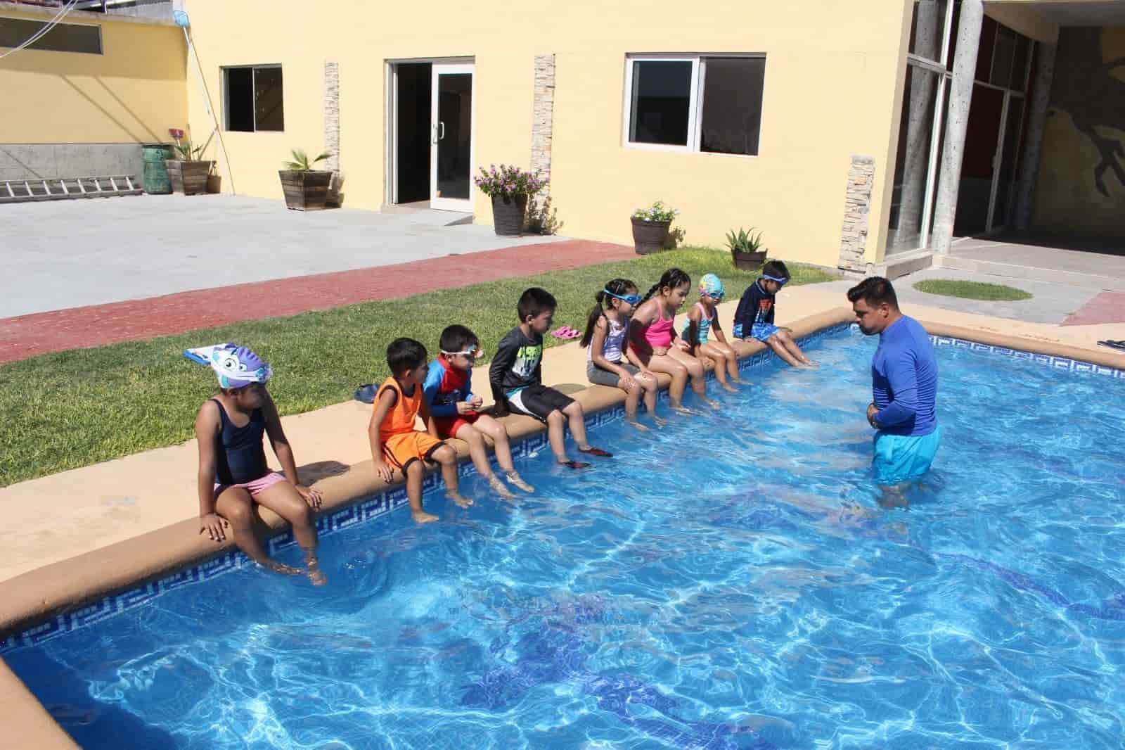 Brinda Castaños curso de natación