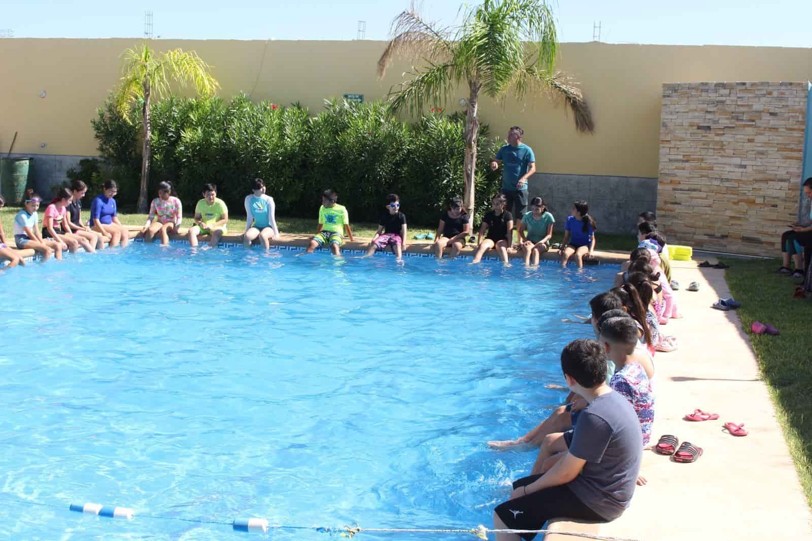 Brinda Castaños curso de natación