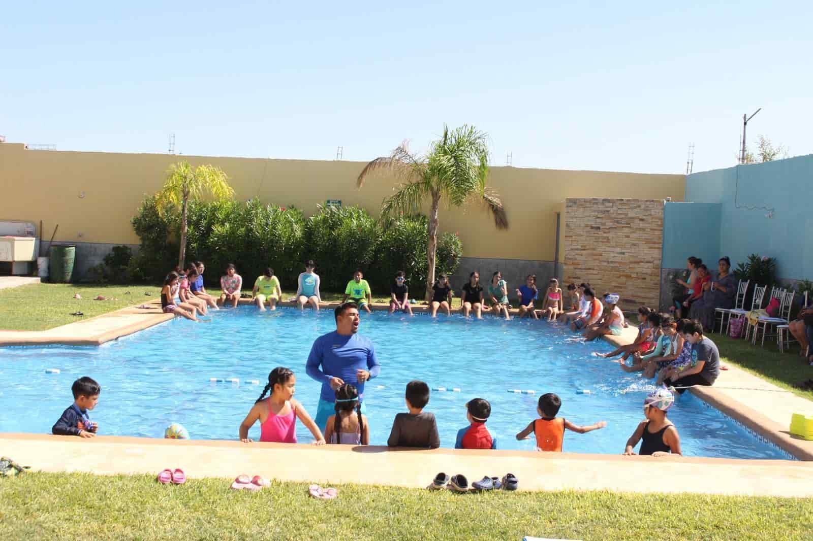 Brinda Castaños curso de natación