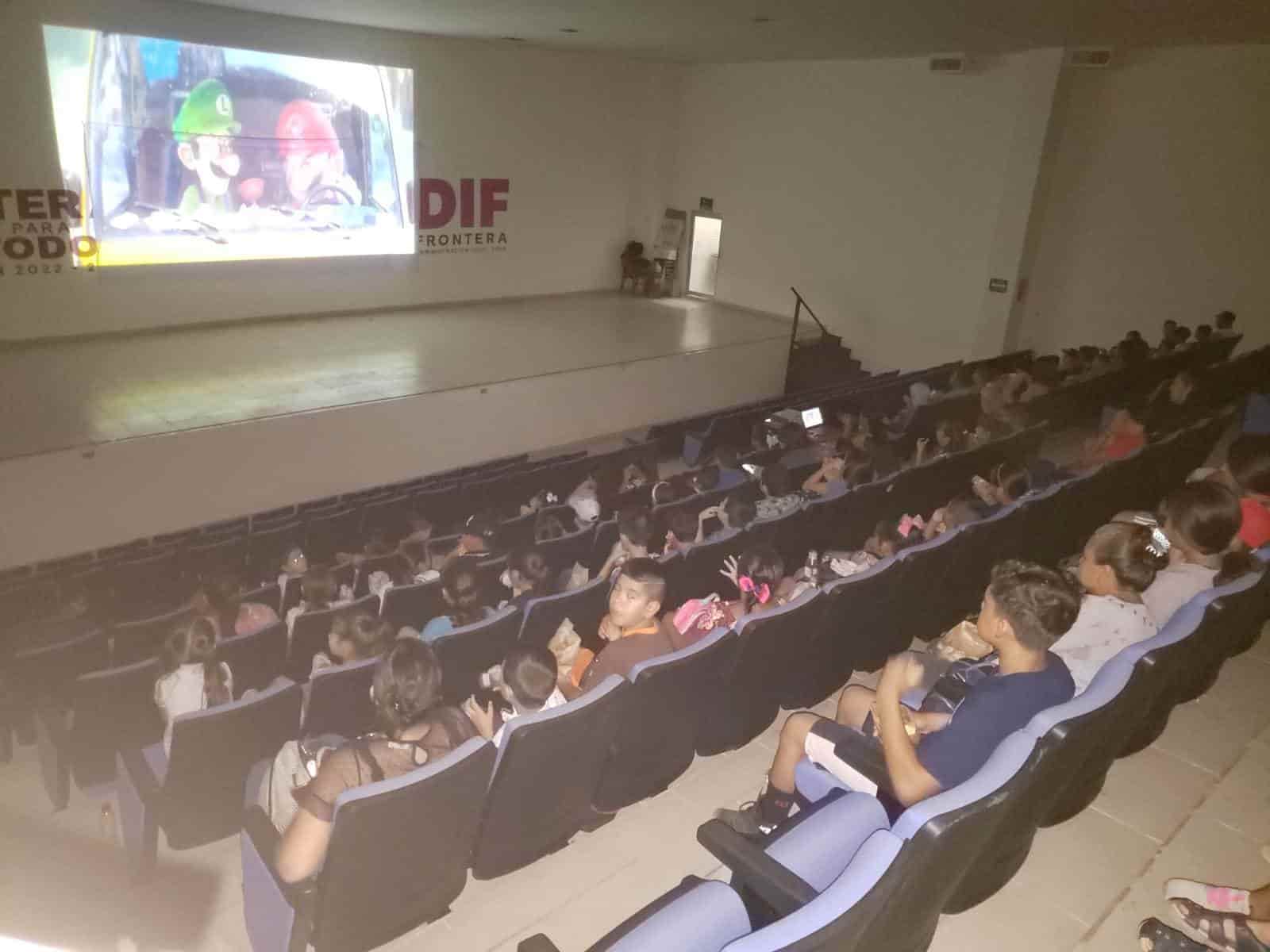 Disfrutan niños “Cine DIFerente”