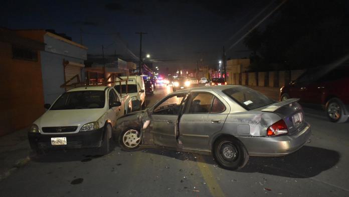 Se avienta vuelta en ‘U’ y causa accidente