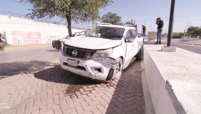 Estalla una llanta y acaba en banqueta